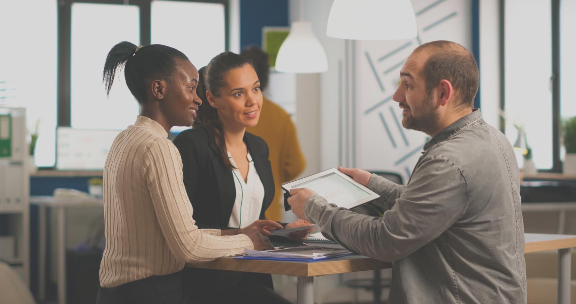 Sesión educativa en vivo con instructor y estudiantes